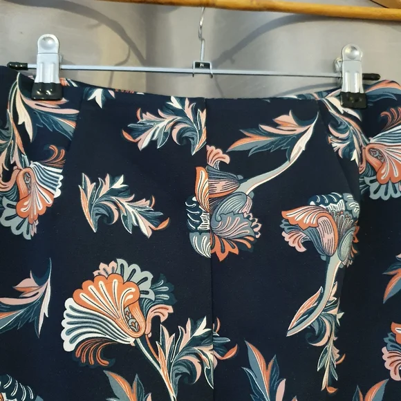 Navy floral stretch pencil skirt from Target size 8 - Picture 3 of 5